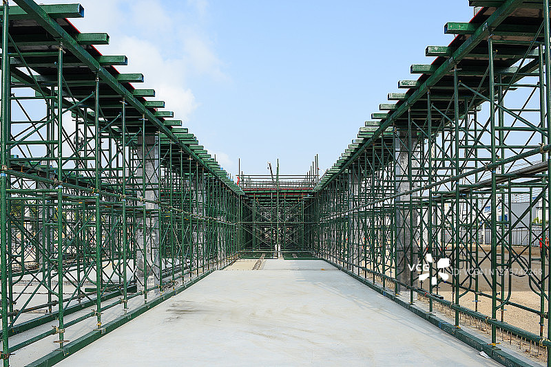 建筑工地的脚手架支撑结构图片素材