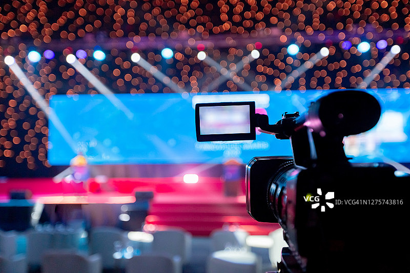 室内活动中操作设备的摄像师剪影图片素材