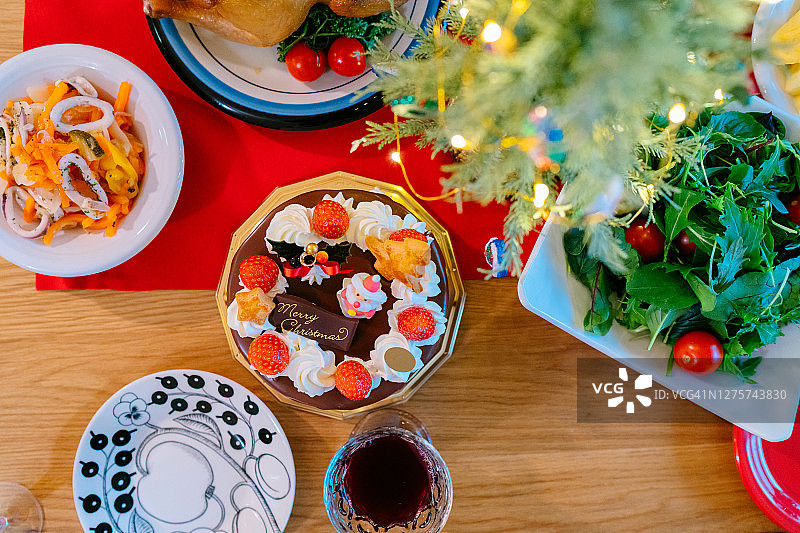 圣诞餐桌和圣诞装饰房间的俯视图图片素材