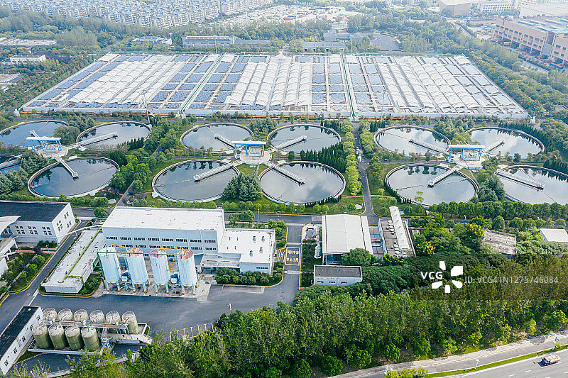 带有水处理厂的太阳能发电站图片素材