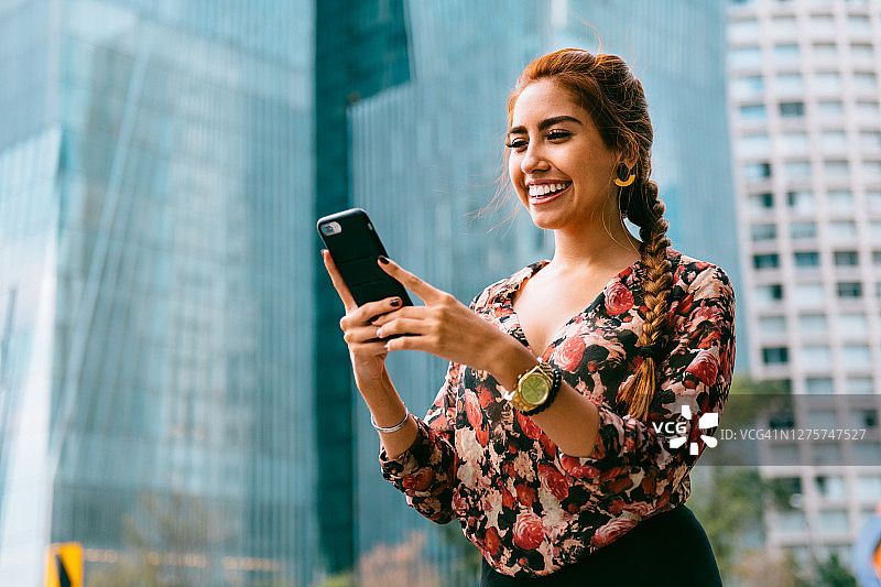 市中心拉丁女商人肖像图片素材