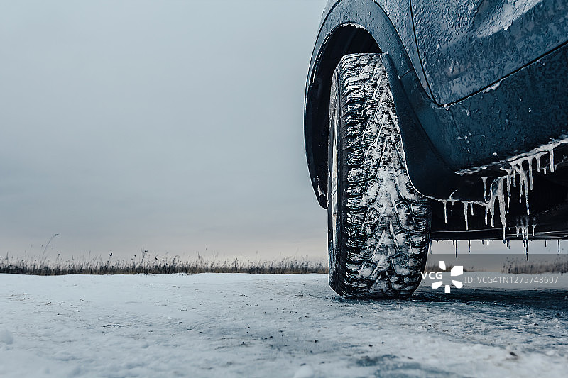 在结冰的道路上乘车图片素材