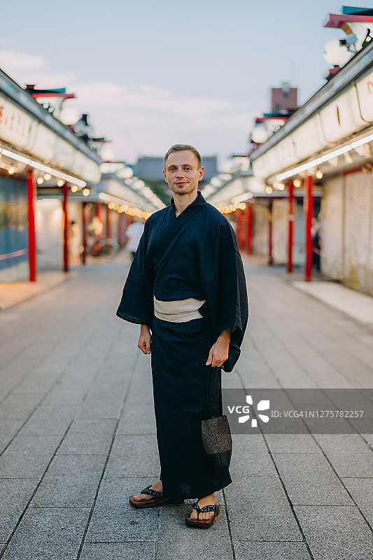 在日本东京穿着日式浴衣的男性游客图片素材