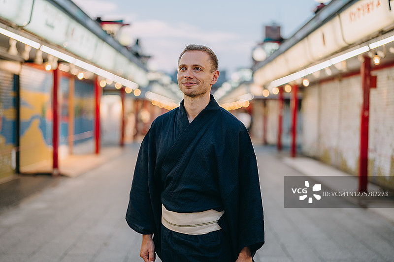 在日本东京穿着日式浴衣的男性游客图片素材
