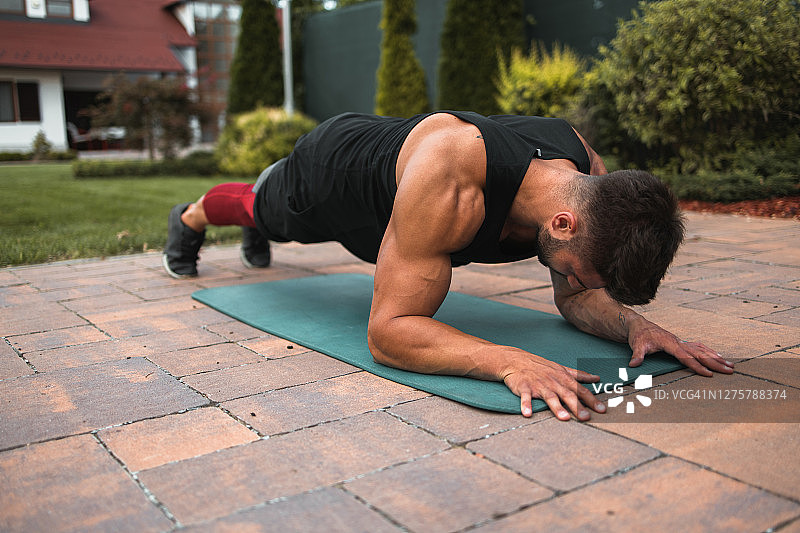 年轻健壮的男人在户外进行力量训练图片素材