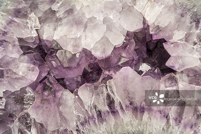 紫水晶晶洞的特写镜头图片素材