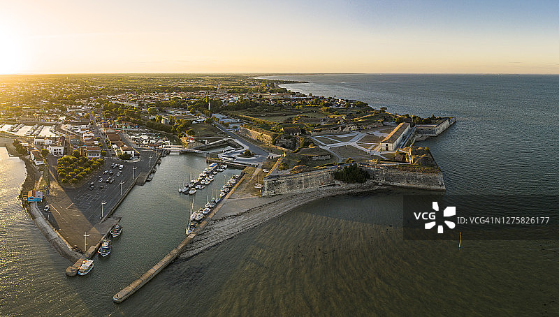 奥莱龙岛上的奥莱龙城堡镇（法国航拍视角）图片素材