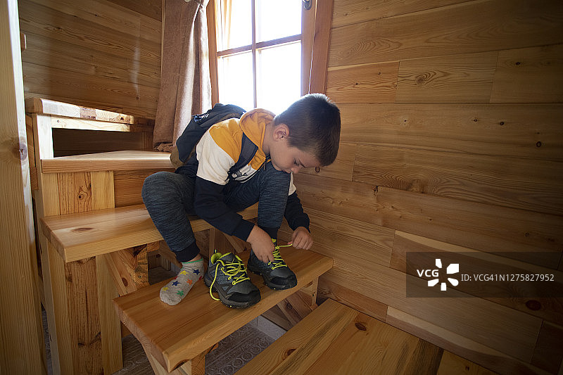 男孩为开学第一天做准备图片素材