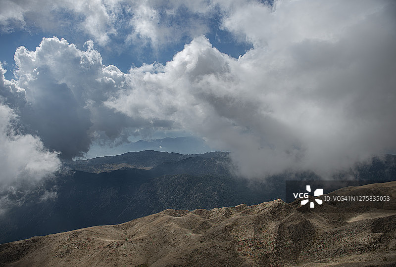 土耳其安塔利亚群山上的积云图片素材