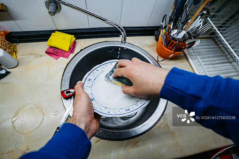 男子在家洗碗图片素材