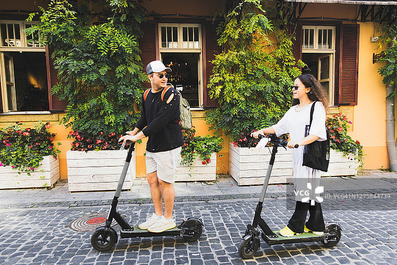 年轻快乐的情侣约会骑摩托车图片素材