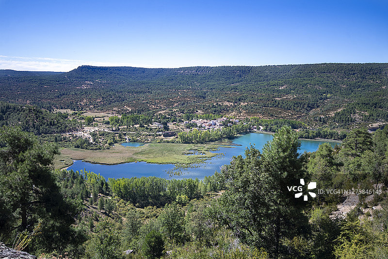 西班牙昆卡山脉乌尼亚湖图片素材