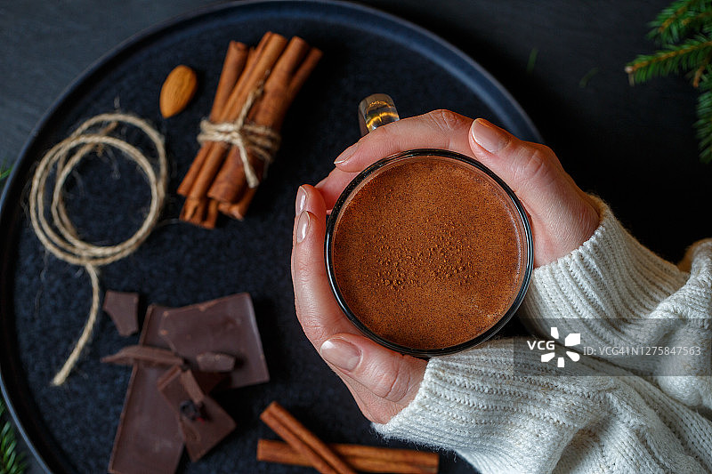 盛满热巧克力的明亮陶瓷杯图片素材