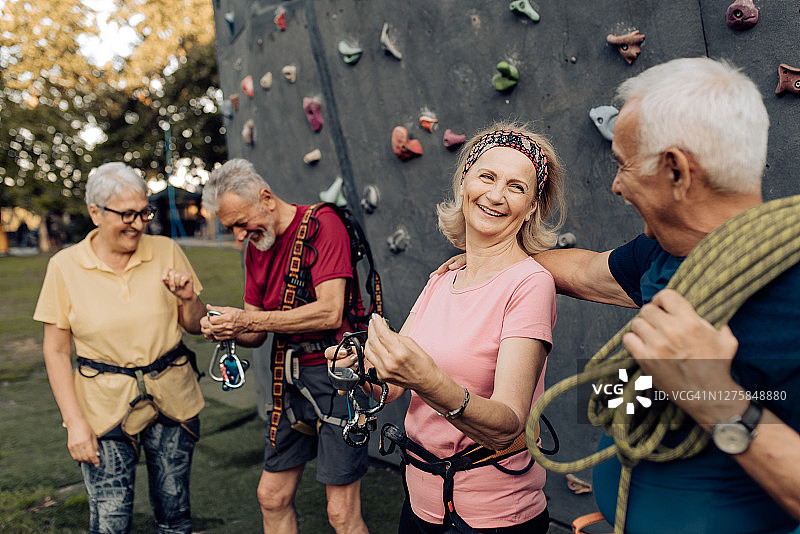 一群老年人参加他们的第一个攀岩训练班图片素材
