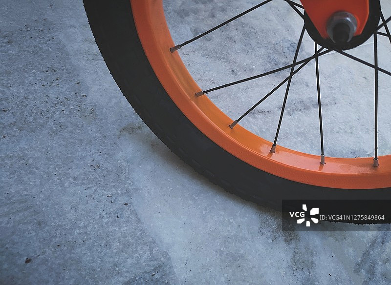 橙色轮辋的自行车轮胎图片素材