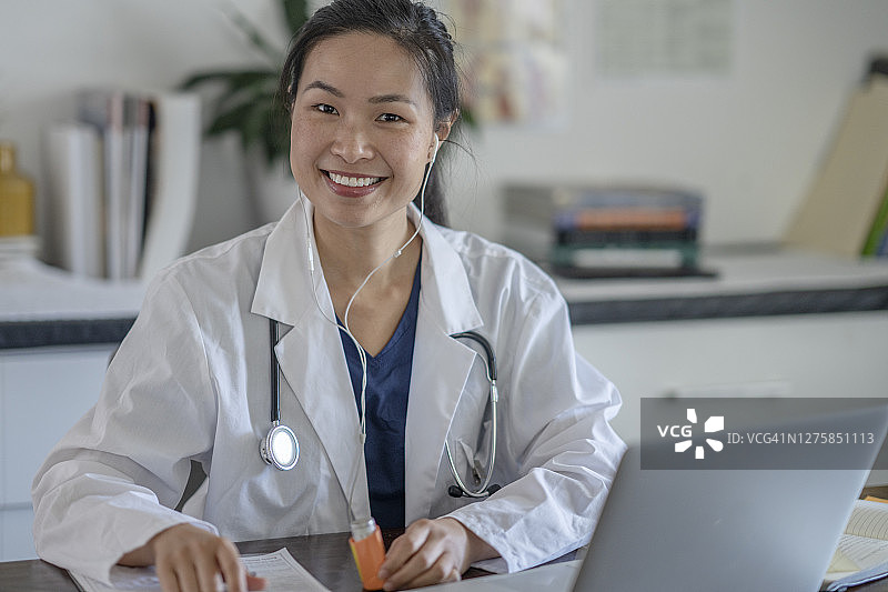亚洲女医生进行远程医疗预约图片素材