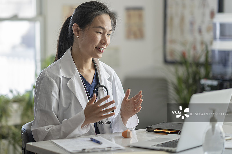 亚洲女医生进行远程医疗预约图片素材