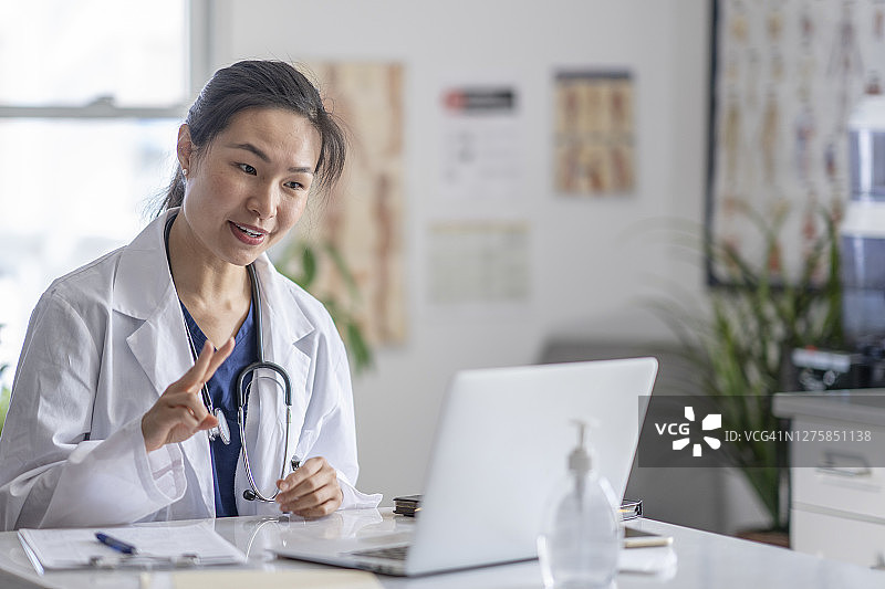 亚洲女医生进行远程医疗预约图片素材