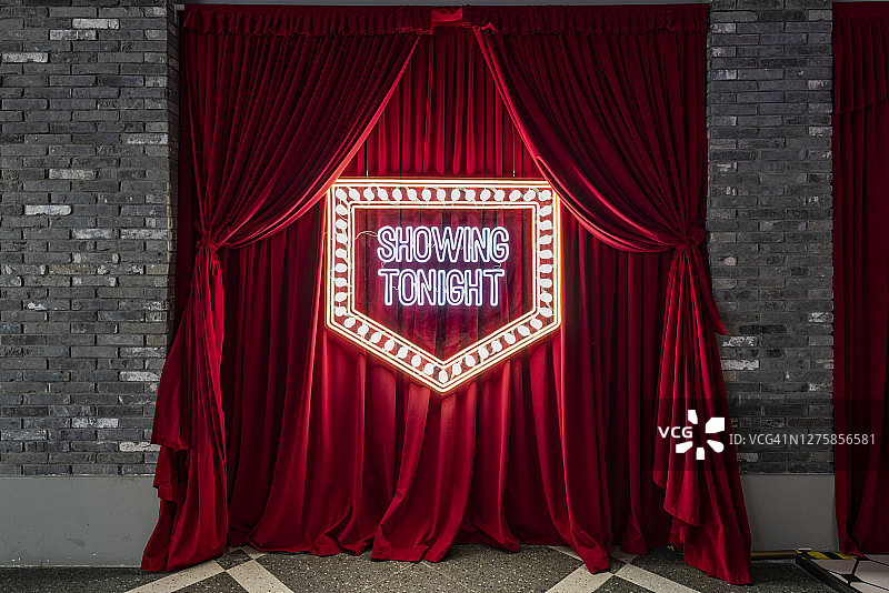 红色舞台幕布开启特写图片素材