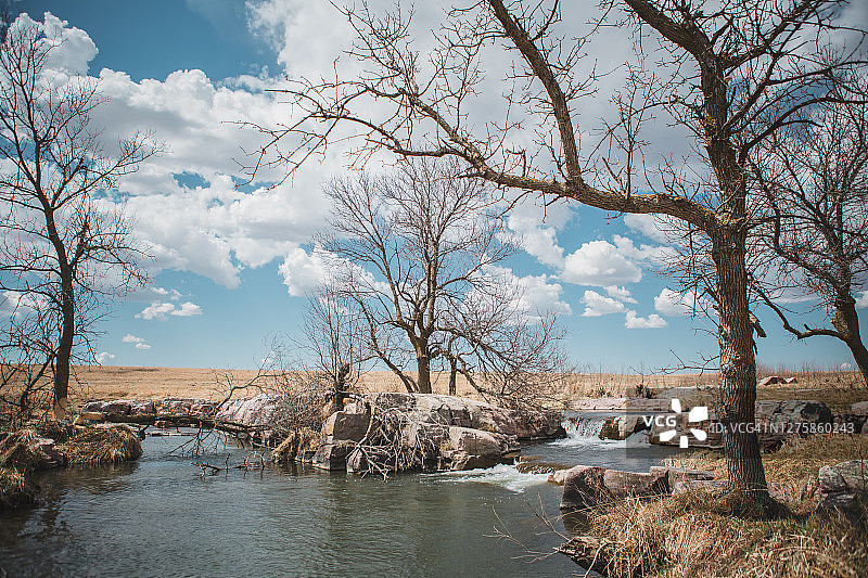 草原瀑布图片素材