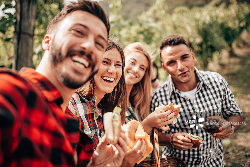 在葡萄园自拍图片素材