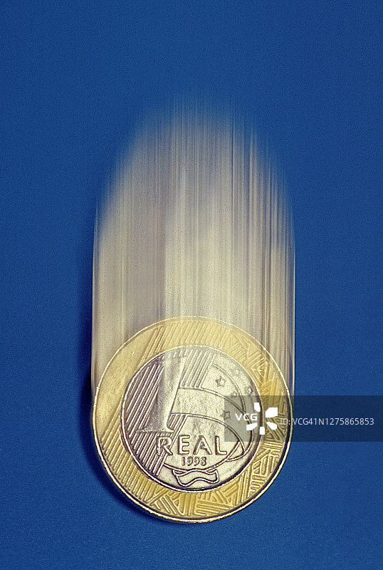 下落的硬币：巴西货币1雷亚尔图片素材