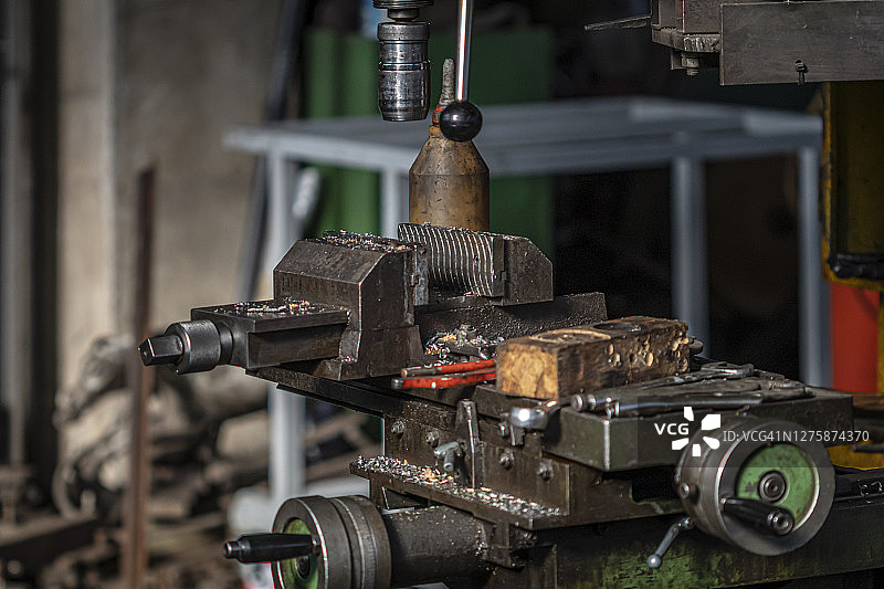 旧铁匠作坊的钻头细节图片素材