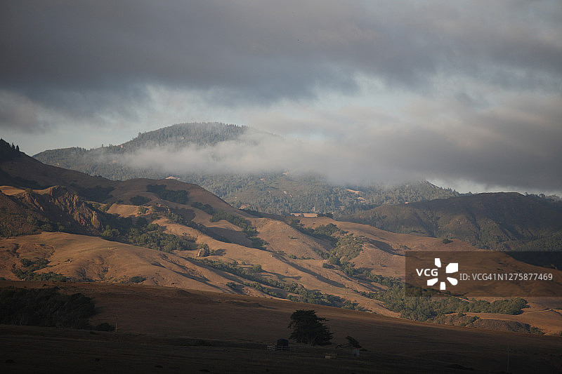 圣卢西亚山脉与大片云朵图片素材