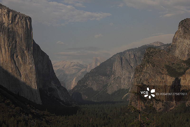 日落时分的约塞米蒂山谷和花岗岩峭壁图片素材