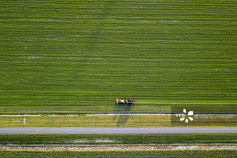 拖拉机收割庄稼的鸟瞰图图片素材