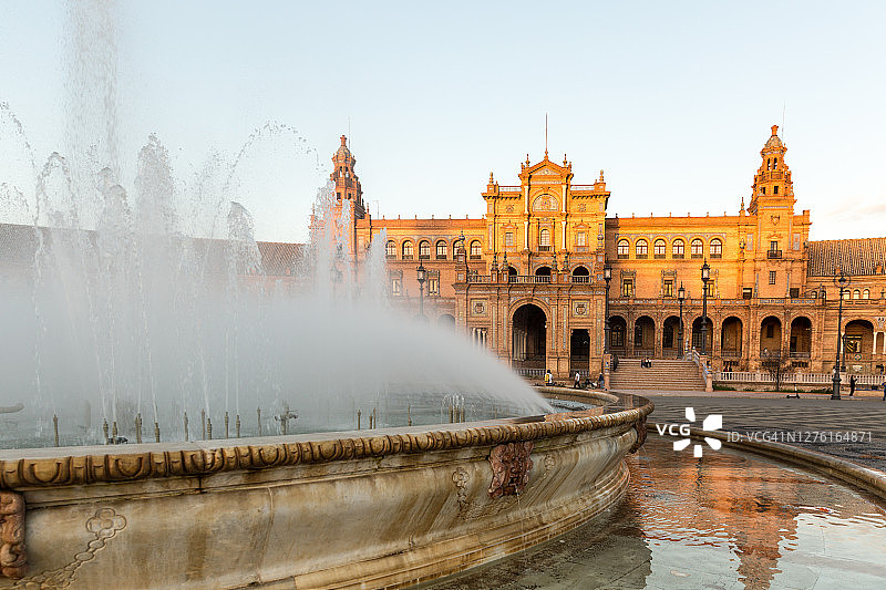 塞维利亚西班牙广场的喷泉和日落亭阁图片素材