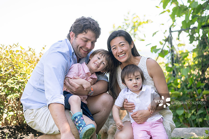 多民族家庭的特写图片素材