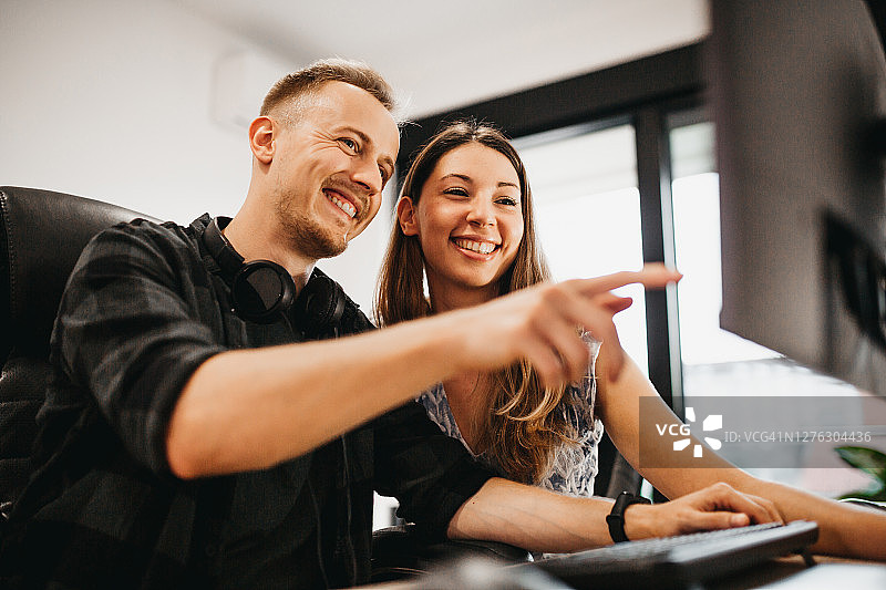 年轻情侣一起用电脑工作图片素材