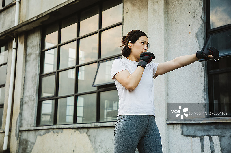 亚洲女性在户外练习拳击图片素材