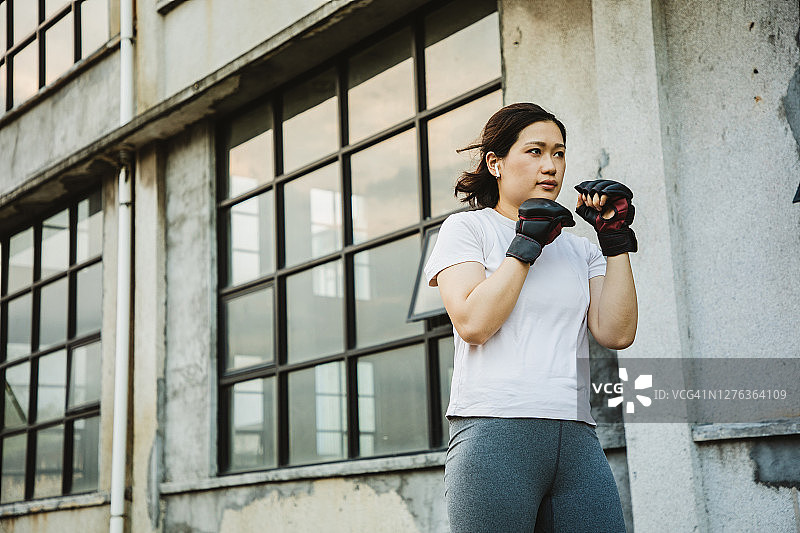 亚洲女性在户外练习拳击图片素材