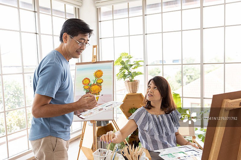 亚洲老年绘画艺术家图片素材