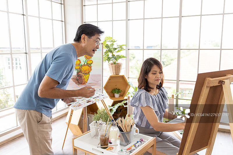 亚洲老年绘画艺术家图片素材