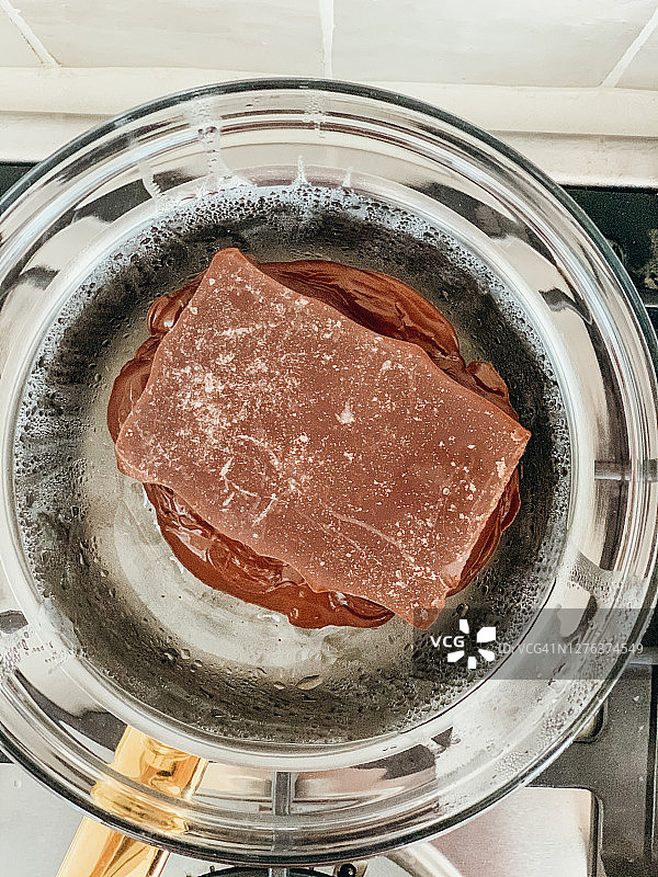 融化的黑巧克力块图片素材