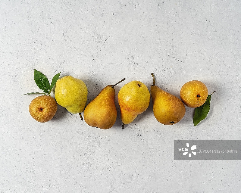 白色背景下的各色梨（Bosc梨、Bartlett梨和亚洲梨）图片素材