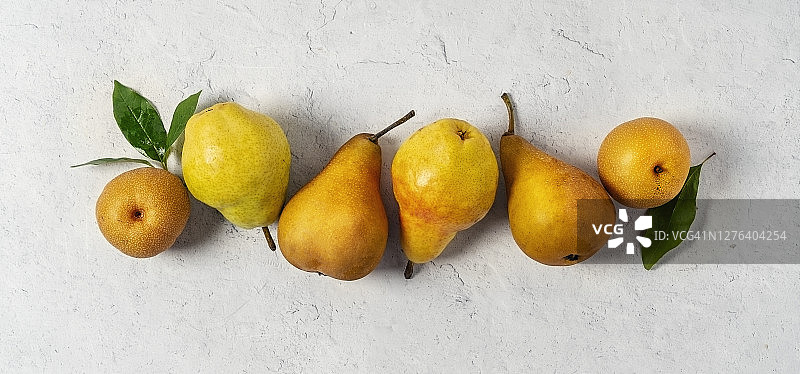 白色背景下的各色梨（Bosc梨、Bartlett梨和亚洲梨）图片素材