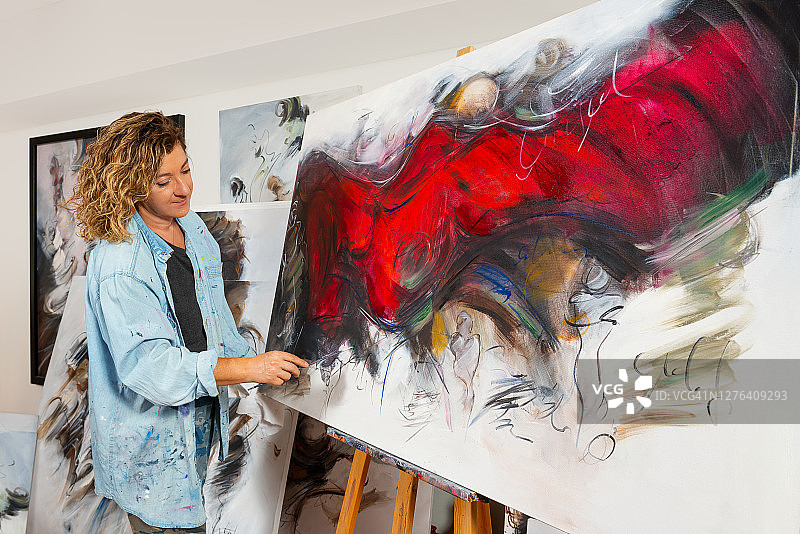 美术画家在工作室工作图片素材