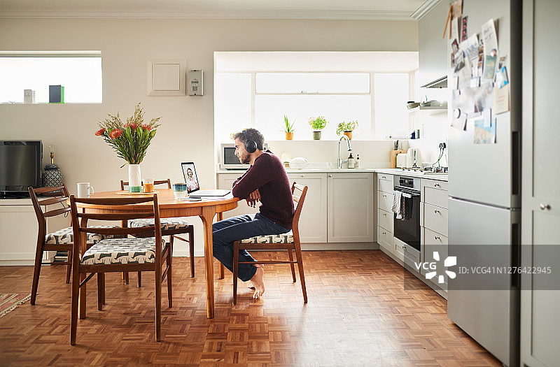 男子在厨房与同事进行视频通话图片素材