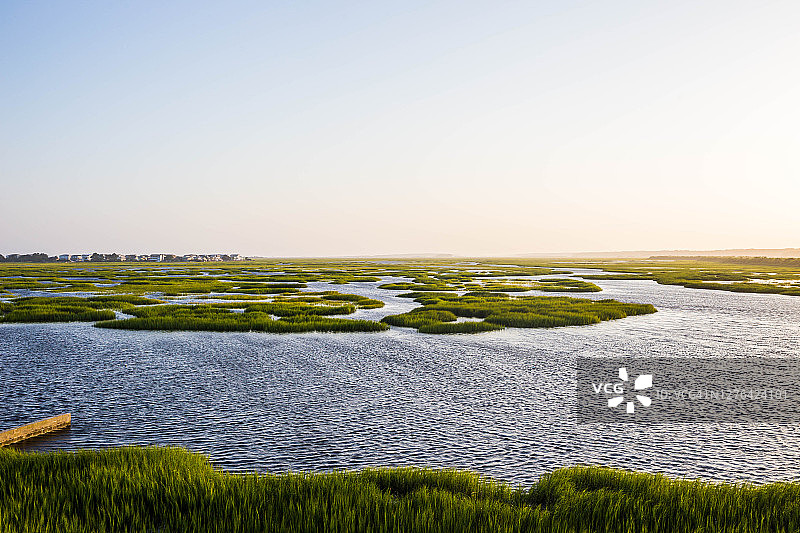 北卡罗来纳州日落海滩附近湿地鸟瞰图图片素材