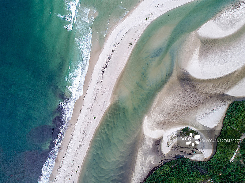 俯瞰白色沙滩与蓝色海水图片素材