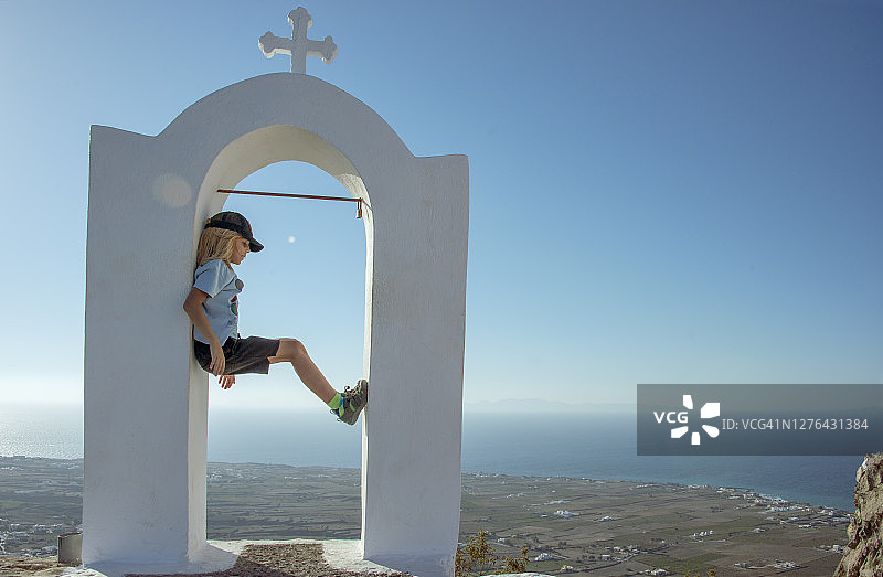 圣托里尼岛伊亚市和海上山丘上的希腊教堂图片素材