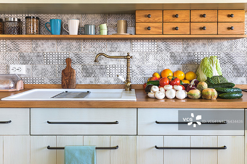 带有新鲜蔬菜的现代厨房图片素材