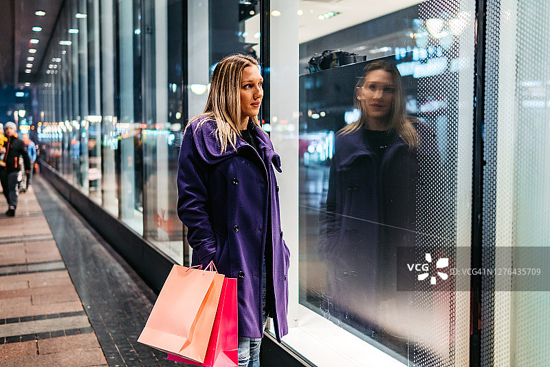 橱窗购物的女人图片素材