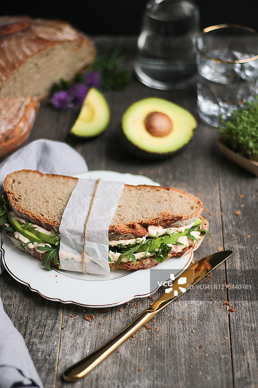 配有鳄梨酱和芝麻菜沙拉的自制面包图片素材