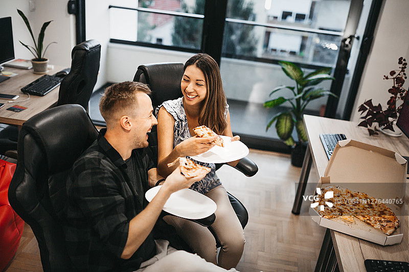 饥饿的同事在办公室午休图片素材