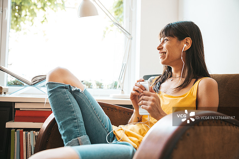女人在家用手机放松图片素材